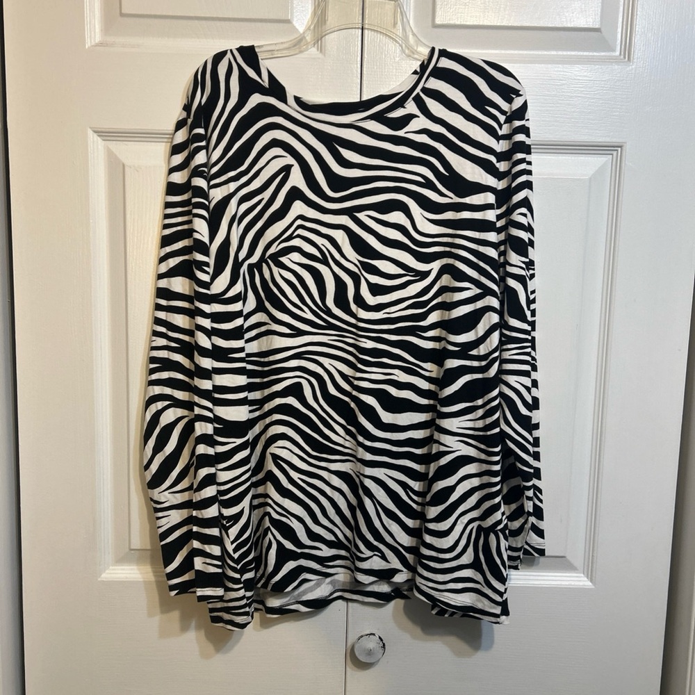 7-11-26NWT Chico's Touch of Cool Zebra Long Sleeve Layering Tee Size 4  XXL Bla